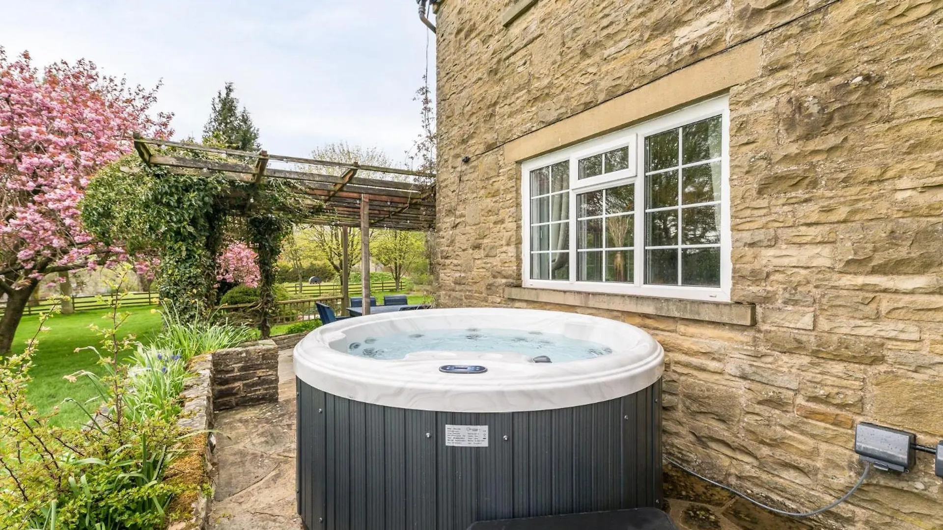Central Malham Wellbeing Escape, 4-Bed House With Yoga Studio